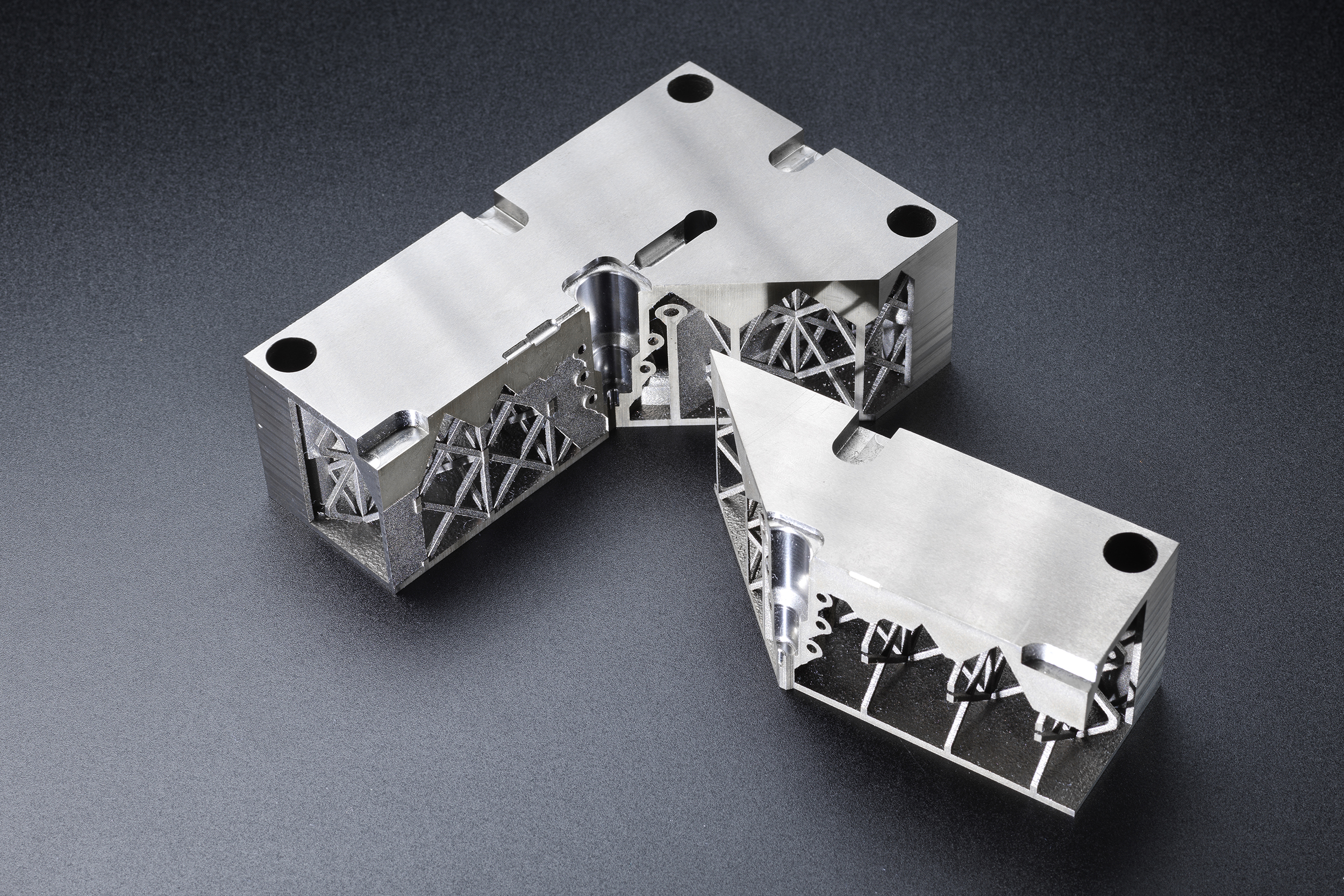 Zwei Metallische Bauteile in komplexer Form